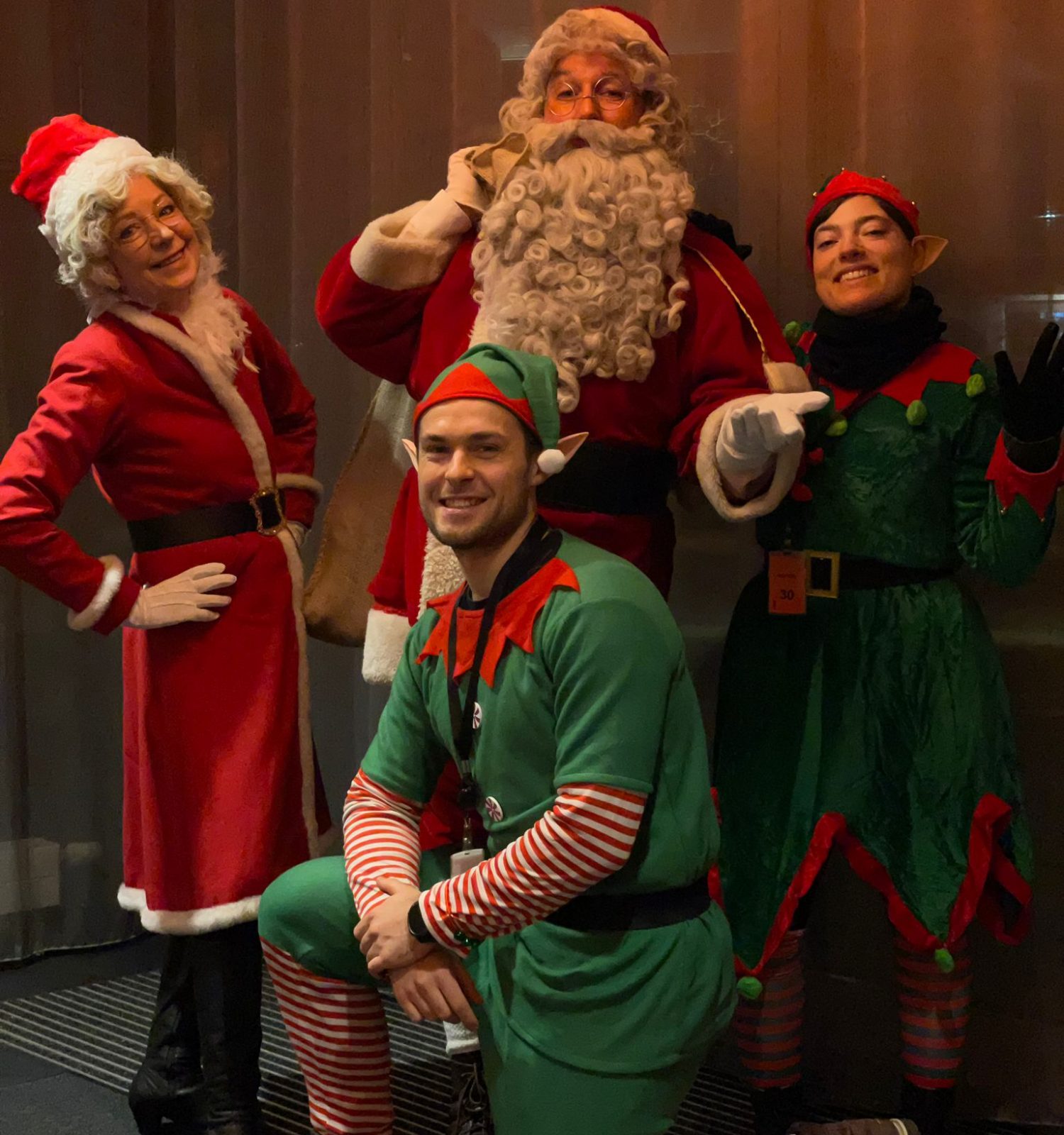 Walking Acts auf dem SIXT Weihnachtsmarkt in Berlin in Weihnachtsmann-, Rentier- und Elfenkostümen, festliche Promotion und Entertainment bei Winterevent und Weihnachtsaktion