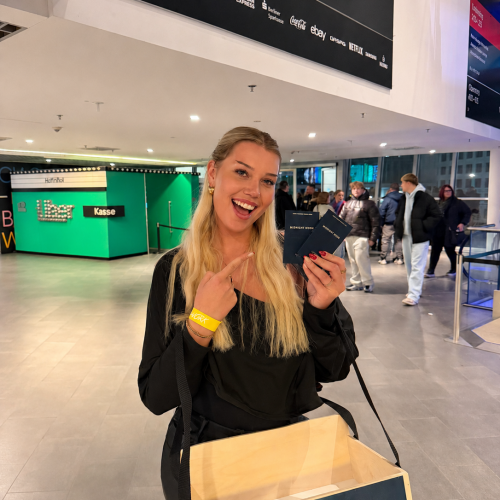 Hostess verteilt Tickets und Goodies bei einem Konzert in Dresden, freundlicher Sampling Einsatz und Promotion bei Event und Live-Veranstaltung