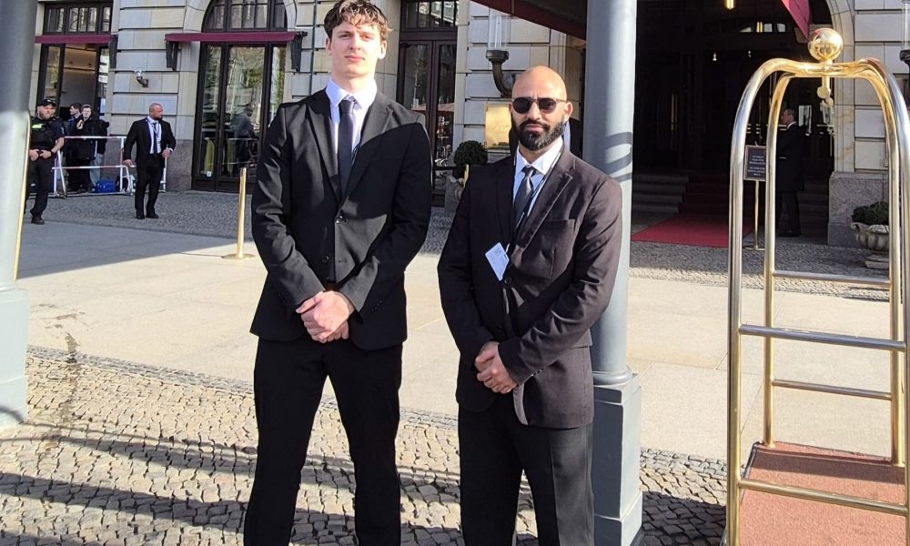 Pagen vor dem Eingang der Cartier Boutique, eleganter Empfangsservice bei Luxus-Event, Promotion und exklusiver Markenveranstaltung
