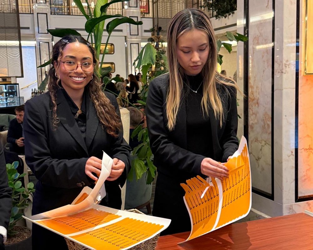 Hostessen bereiten Badges für die Akkreditierung vor, professioneller Check-in und Organisation bei Event, Messe und Konferenz