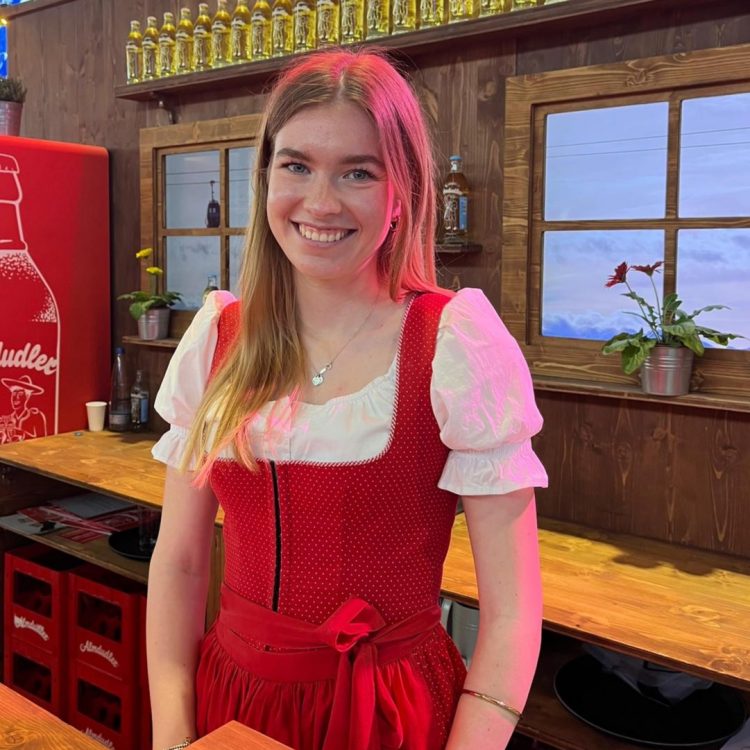 Hostess im Dirndl im traditionellen München-Outfit bei einem cinnamon Event, stilvoller Empfangs- und Promotionservice auf Veranstaltungen und Festen