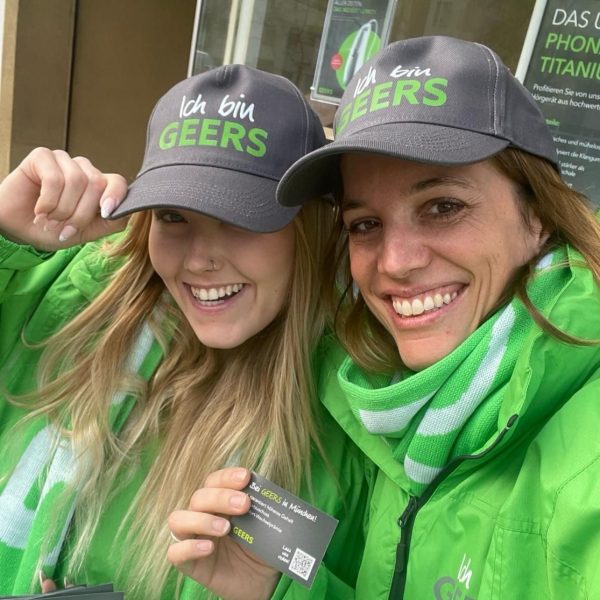 Promoterinnen in grünen Jacken bei einer cinnamon Promotion in Rostock, lächelnder Markenauftritt und freundliche Kundenansprache bei Event und Straßenpromotion